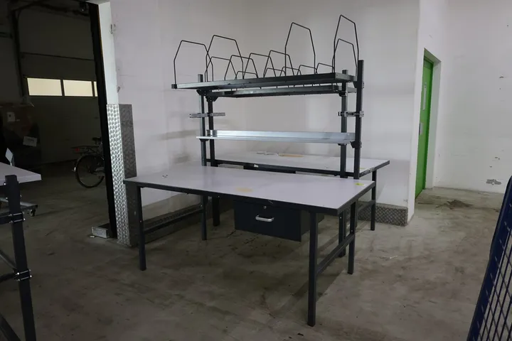 1 x Arbeitstisch Tischmaß: 200 x 96 x 210 cm